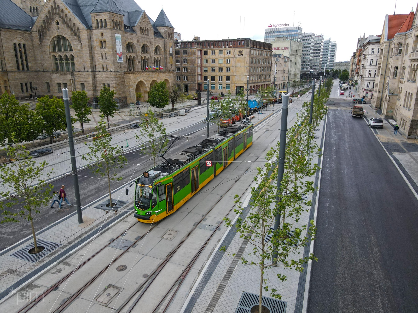 Na zdjęciu ulica Święty Marcin, w centrum tramwaj, widać położoną nowa nawierzchnię - grafika rozmowy