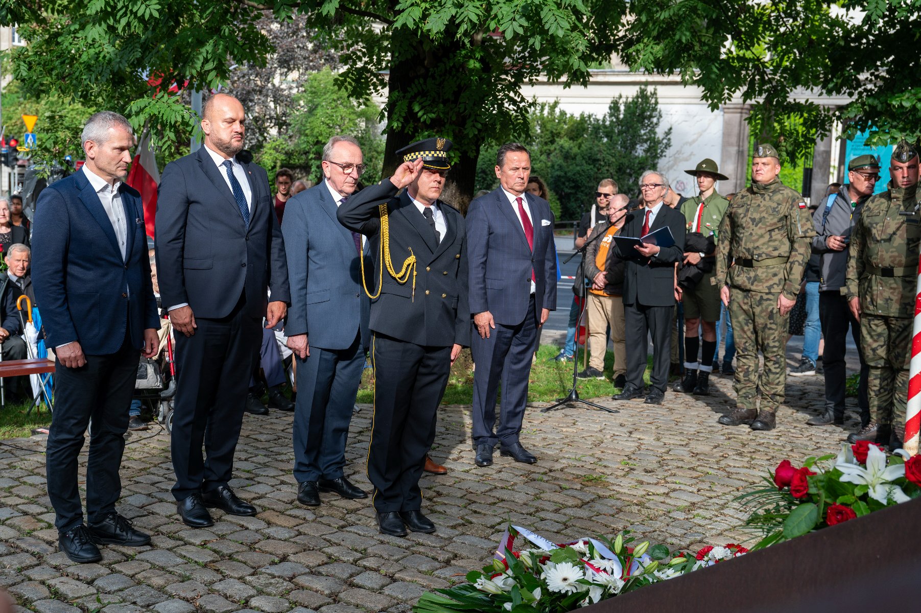 Galeria zdjęć z uroczystości upamiętnienia wybuchu powstania warszawskiego - grafika rozmowy