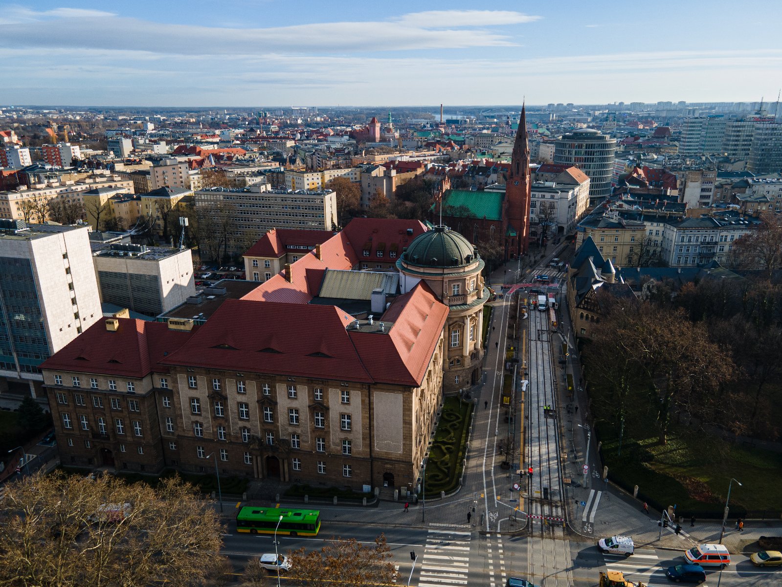 Na zdjęciu Uniwersytet Medyczny widziany z lotu ptaka - grafika rozmowy