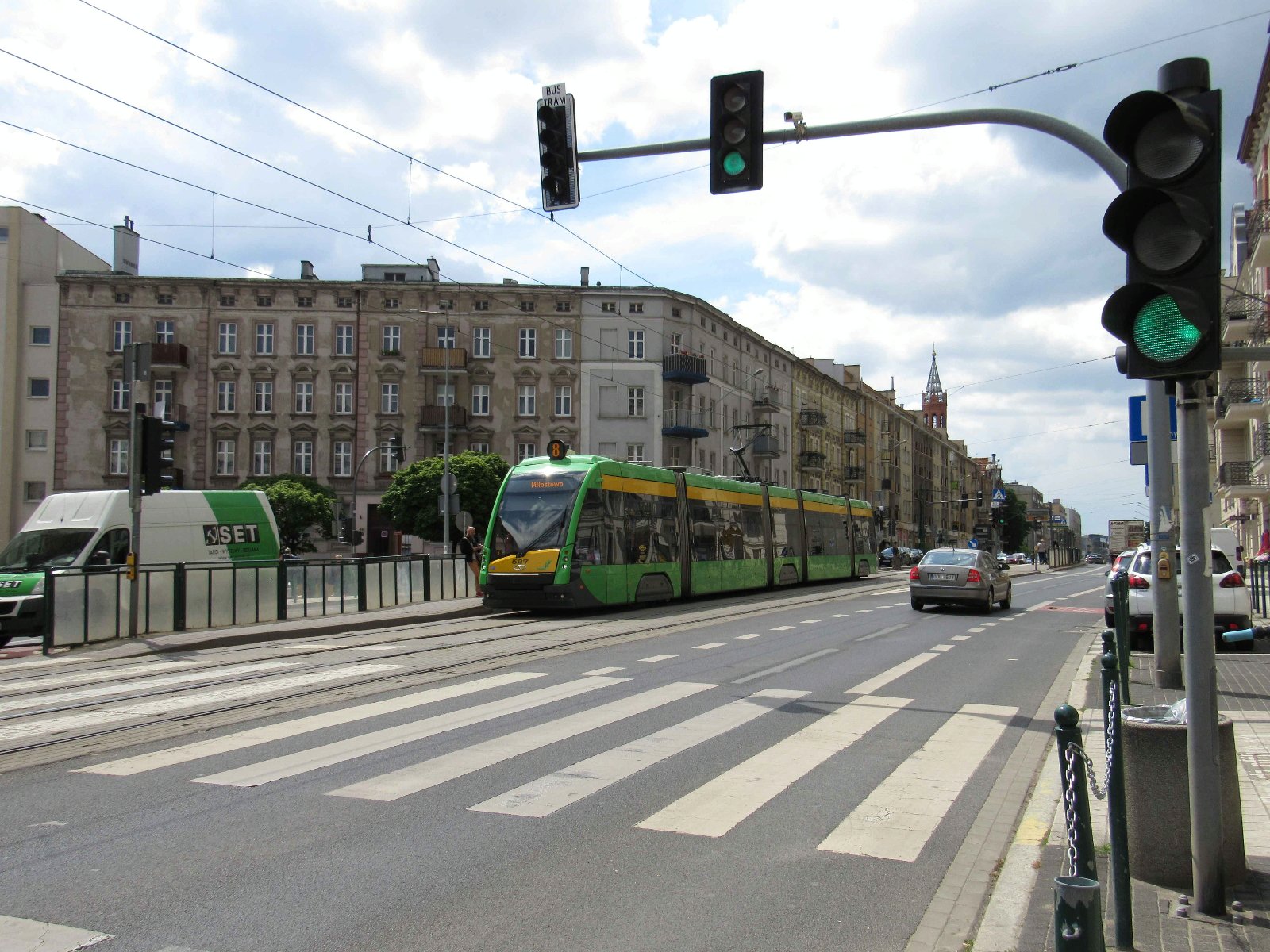 Tramwaj linii nr 8 na ul. Głogowskiej - grafika rozmowy