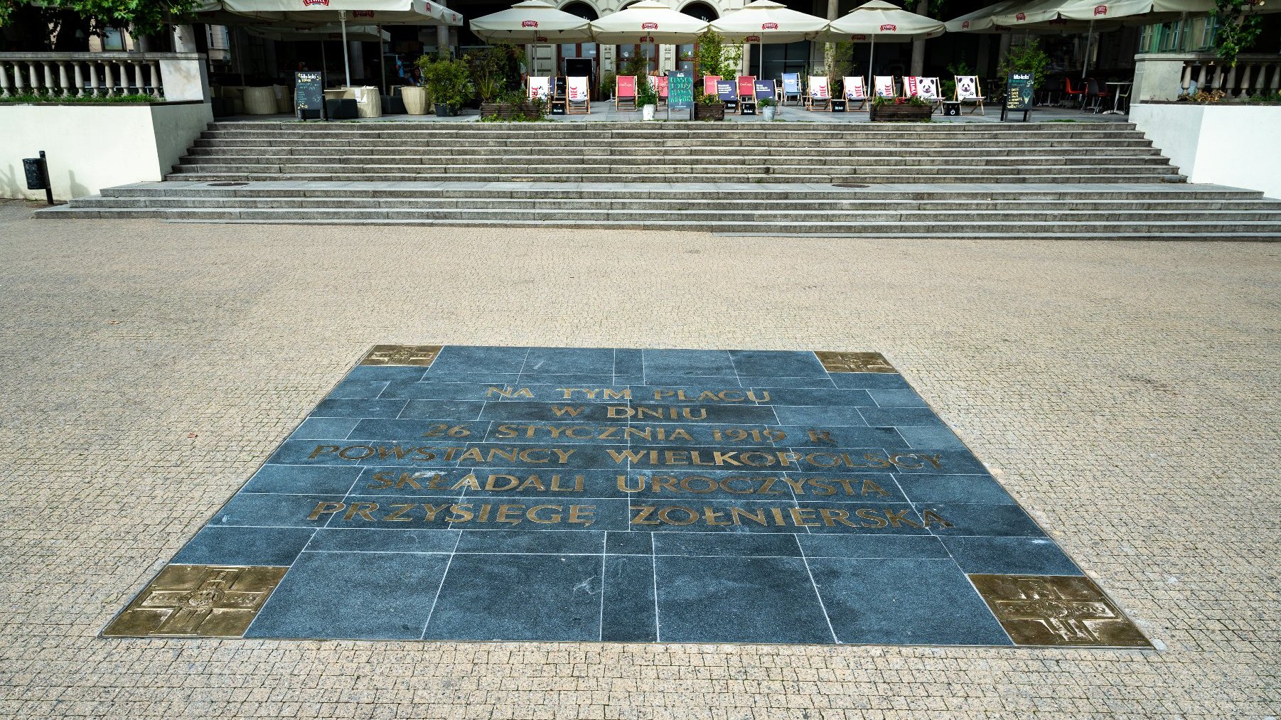 Zdjęcie przedstawia płytę upamiętniającą Powstańców Wielkopolskich.