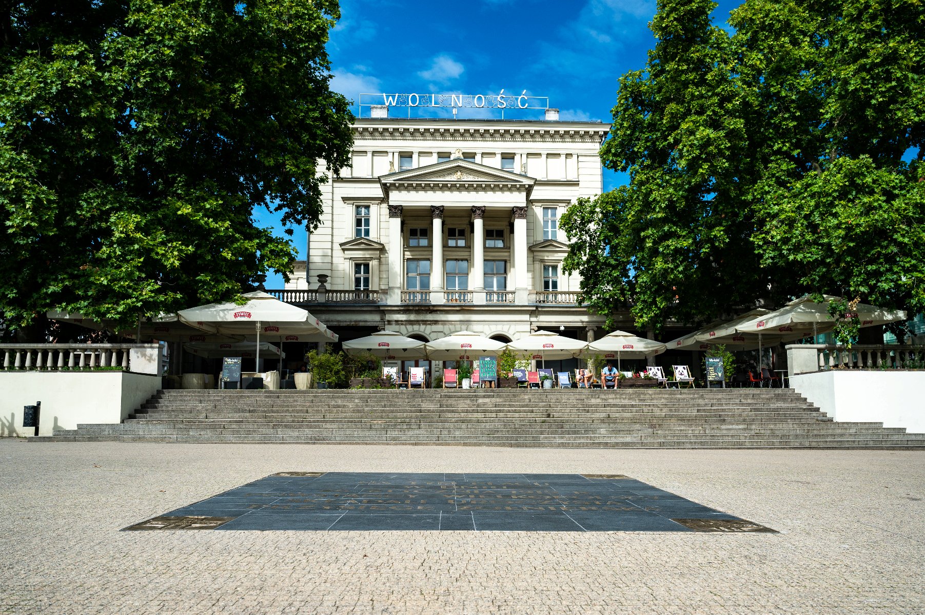 Zdjęcie przedstawia płytę upamiętniającą Powstańców Wielkopolskich. - grafika rozmowy