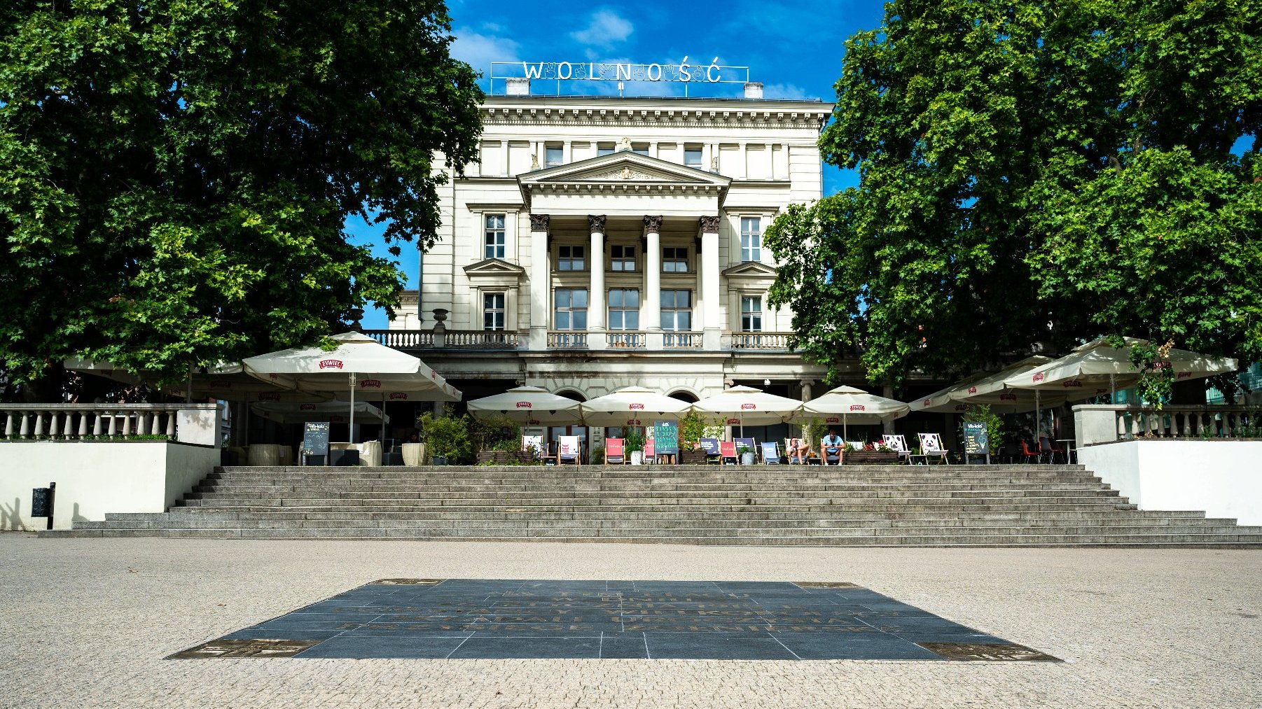 Zdjęcie przedstawia płytę upamiętniającą Powstańców Wielkopolskich.