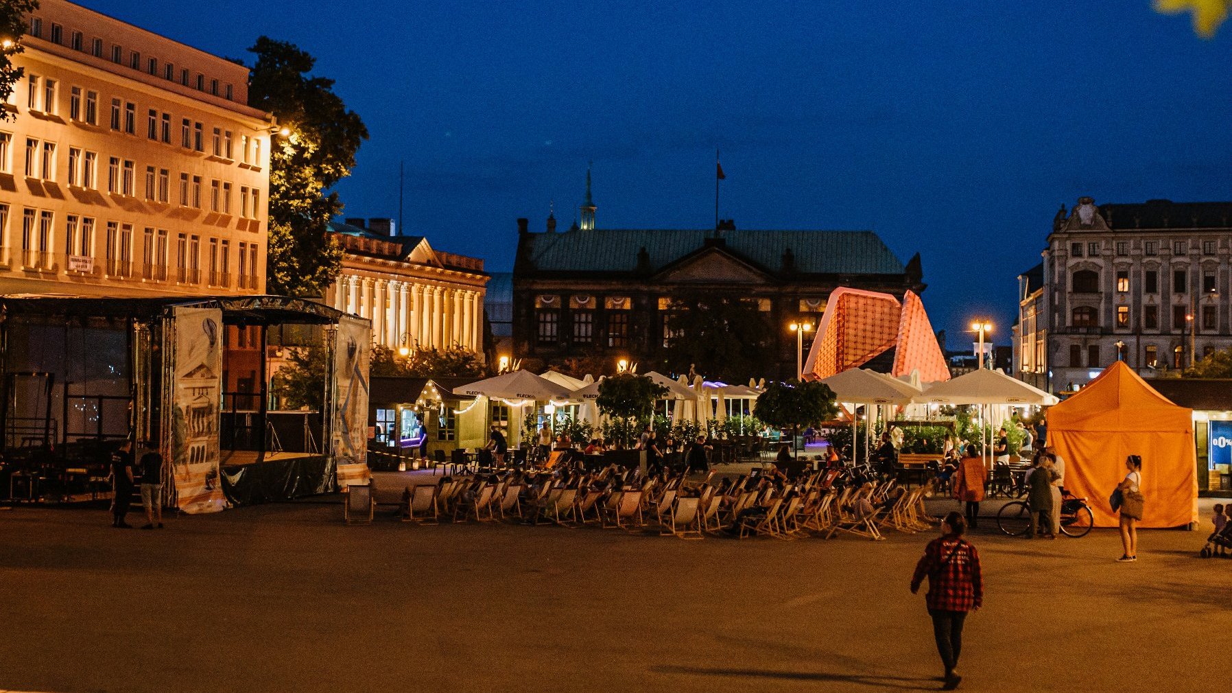 Na zdjęciu widok na plac wolności - widać fontannę, scenę ora ludzi na leżakach