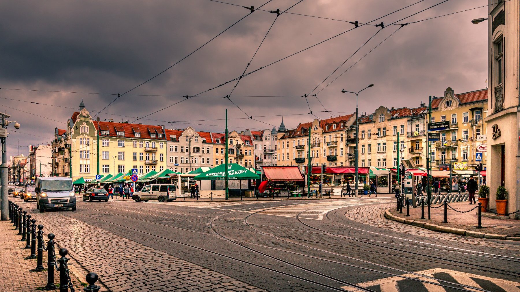 Zdjęcie przedstawi rynek Jeżycki. W tle widać secesycjne kamienice. - grafika rozmowy