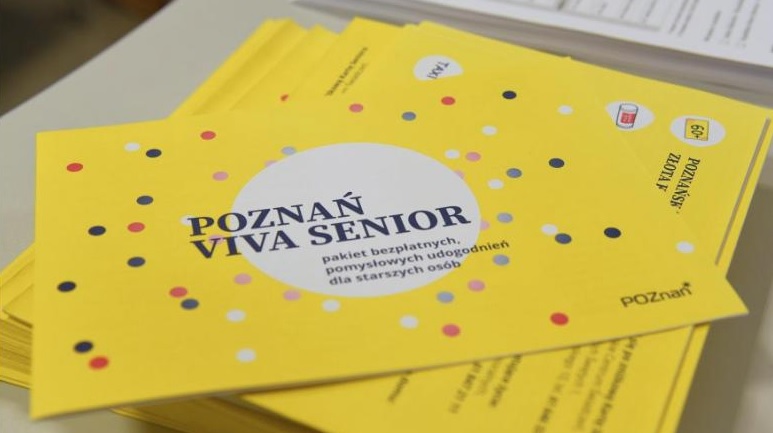 Na zdjęciu zbiór żółtych ulotek z napisem Poznań Viva Senior - grafika rozmowy