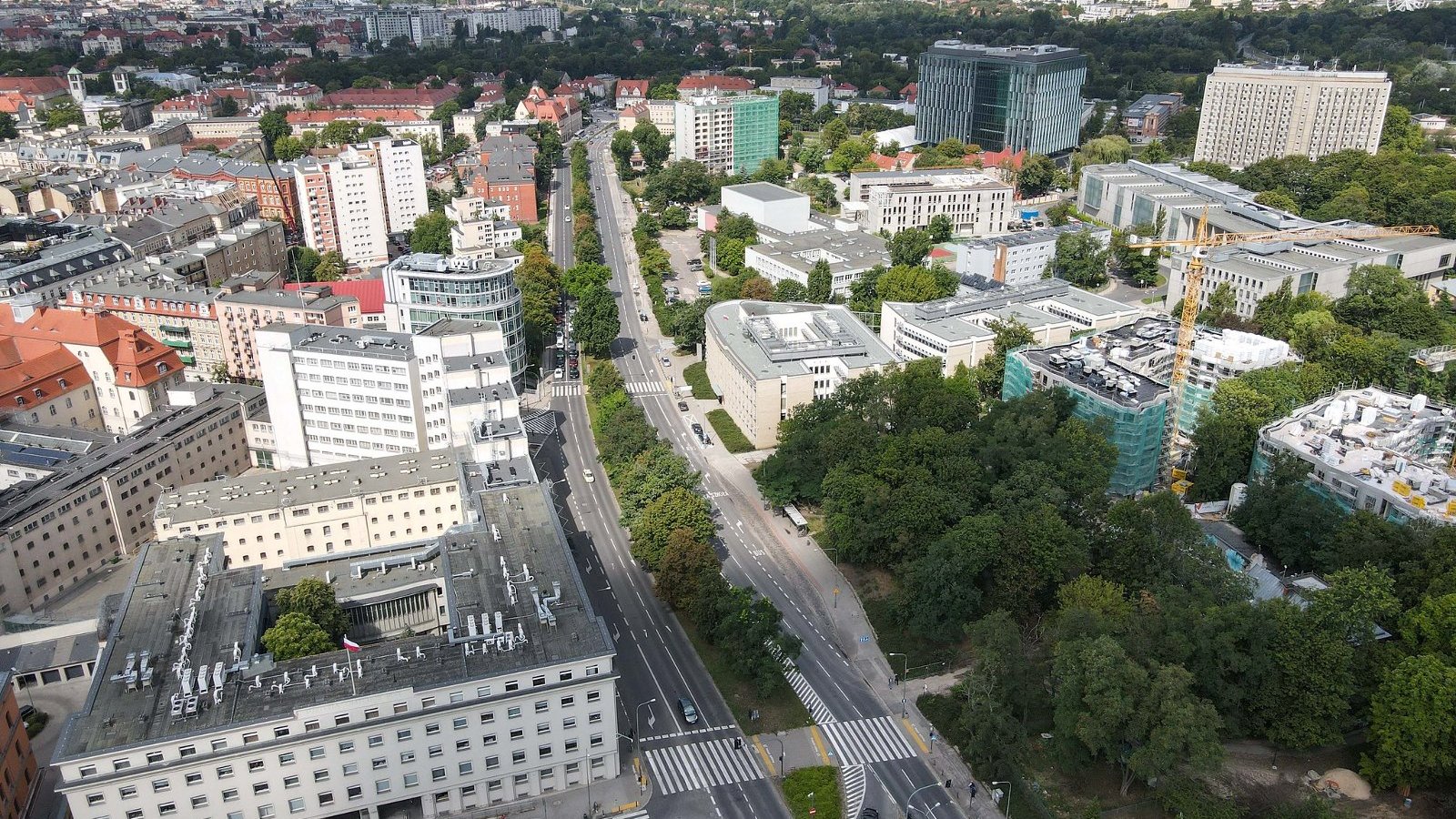 Widok na ul. Solną. Po lewej stronie budynek sądu, po prawej - Ogród Jordanowski