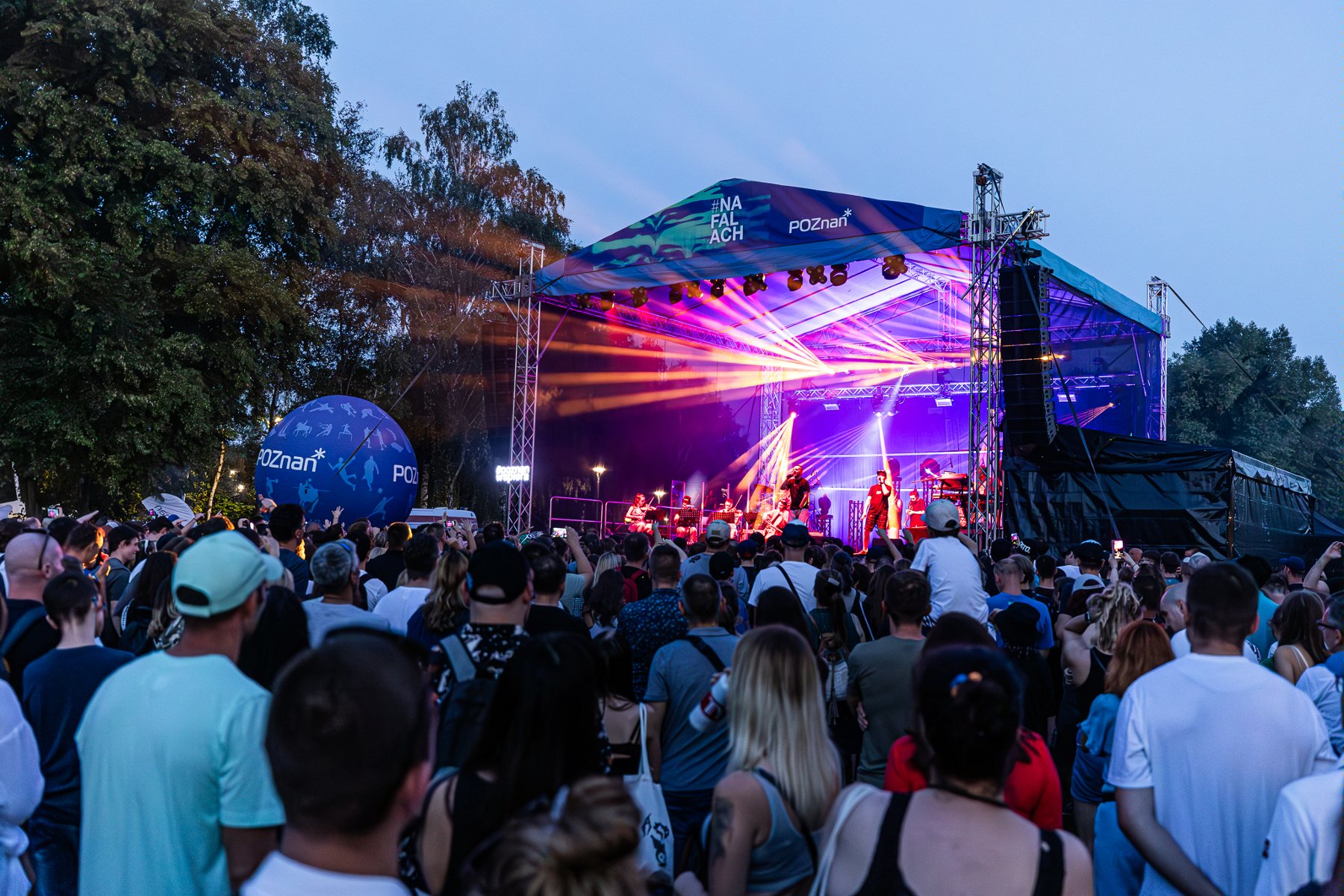 Publiczność i scena na koncercie Na Falach w Strzeszynku - grafika rozmowy