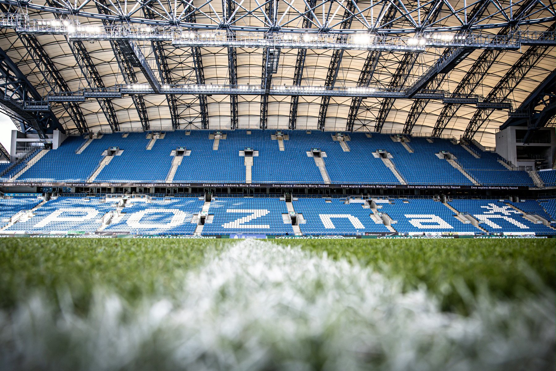 Widok na trybuny i murawę stadionu przy ul. Bułgarskiej - grafika rozmowy