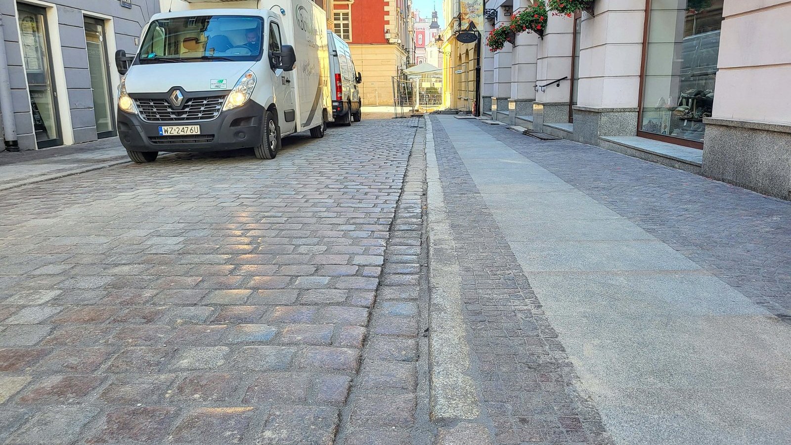 Na zdjęciu kostka na ulicy wiodącej na rynek