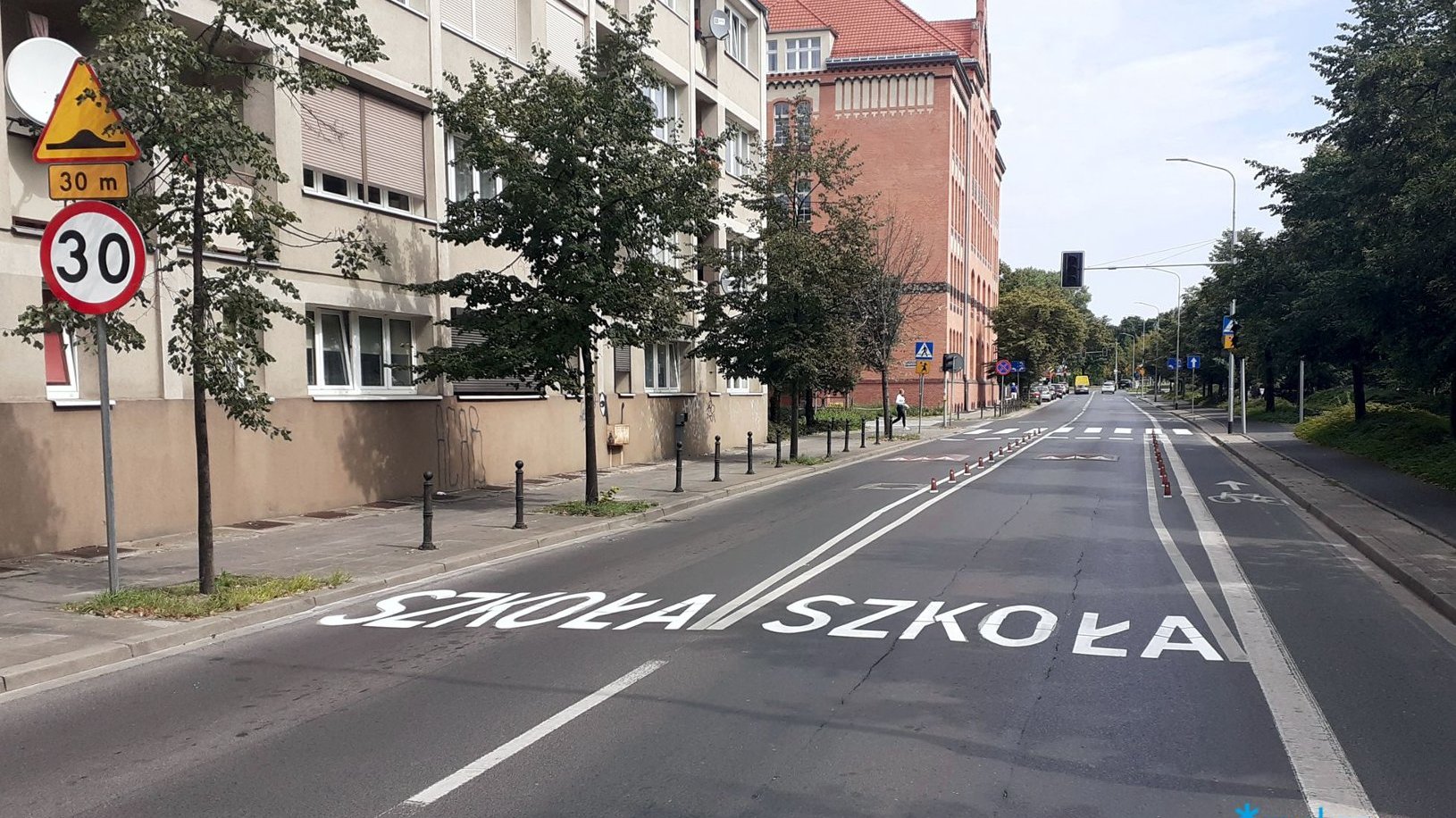 Malowanie na jedni. Napis SZKOŁA NA ul. Kazimierz Wielkiego