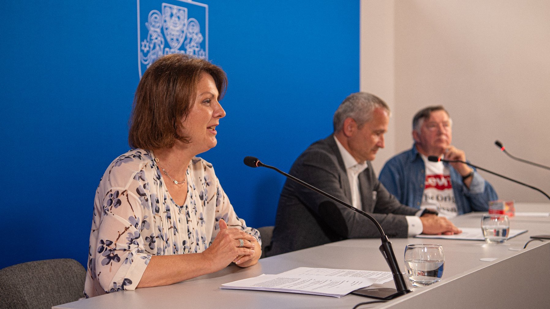 Galeria zdjęć z konferencji dotyczącej konkursu na poznańskiego taksówkarza roku. Za stołem dwóch mężczyzn oraz kobieta.