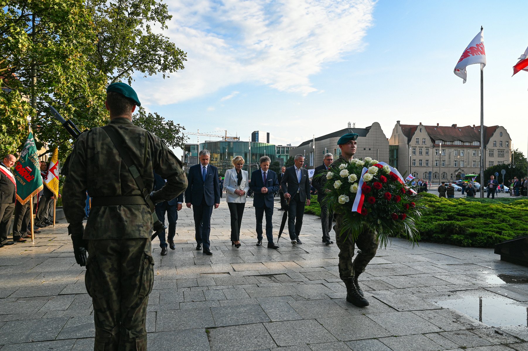 Galeria zdjęć z obchodów 43. rocznicy Porozumień Sierpniowych - grafika rozmowy