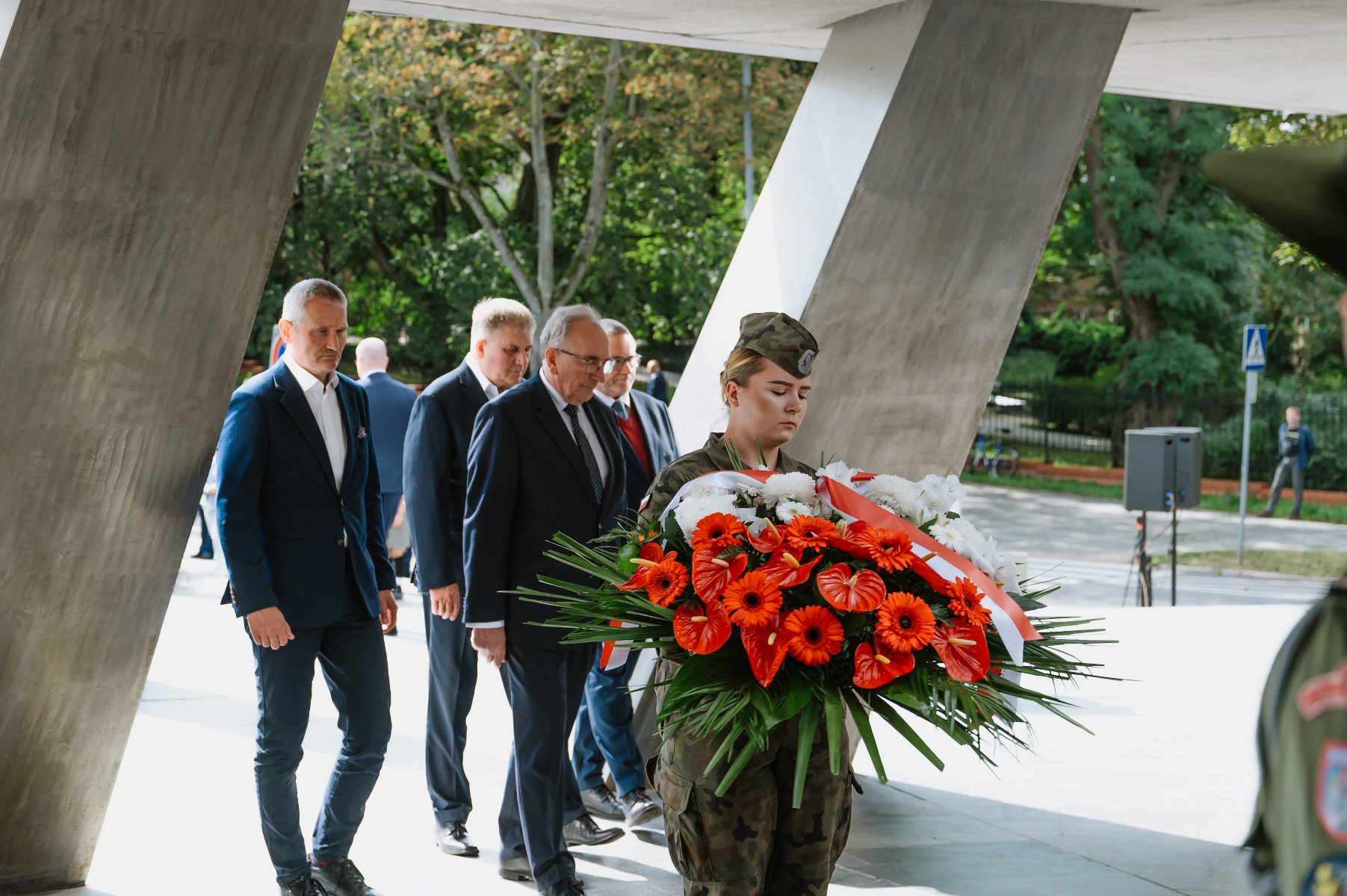 Galeria zdjęć ze składania kwiatów z okazji 84. rocznicy wybuchu II wojny światowej - grafika rozmowy