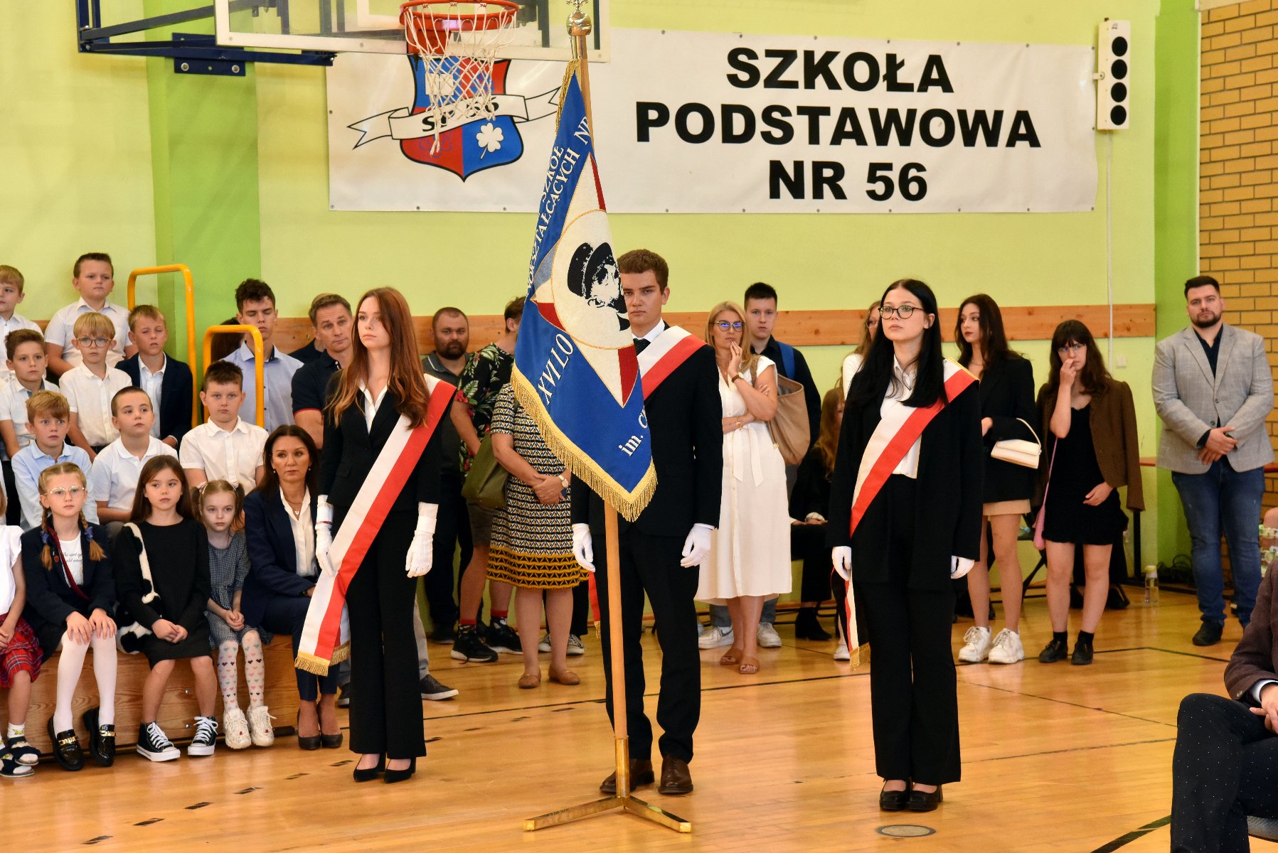 Galeria zdjęć z rozpoczęcia roku szkolnego - grafika rozmowy