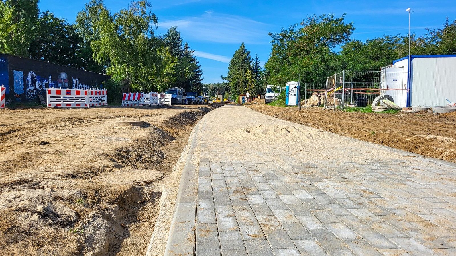 Na zdjęciu remontowana ulica, widać nowy chodnik