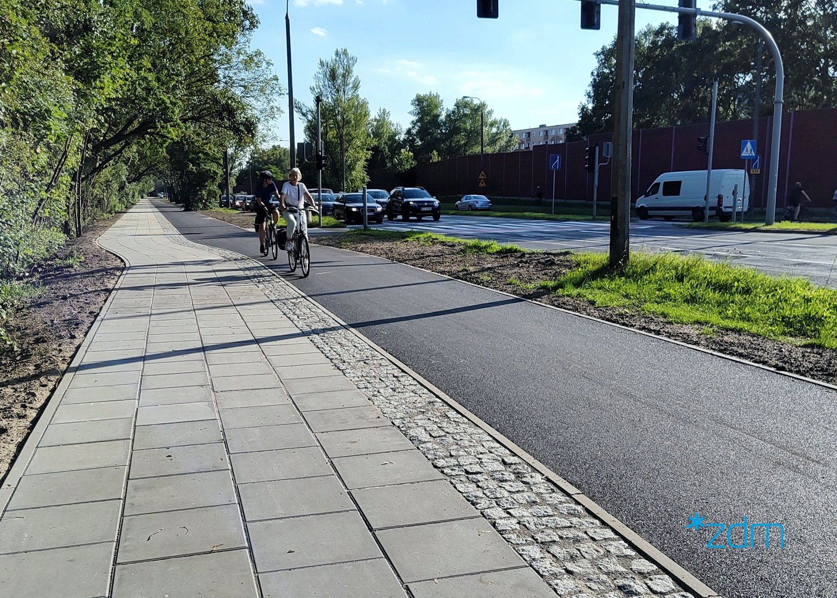 Rowerzyści na nowej drodze wzdłuż ul. Dolna Wilda. Obok odnowiony chodnik - grafika rozmowy