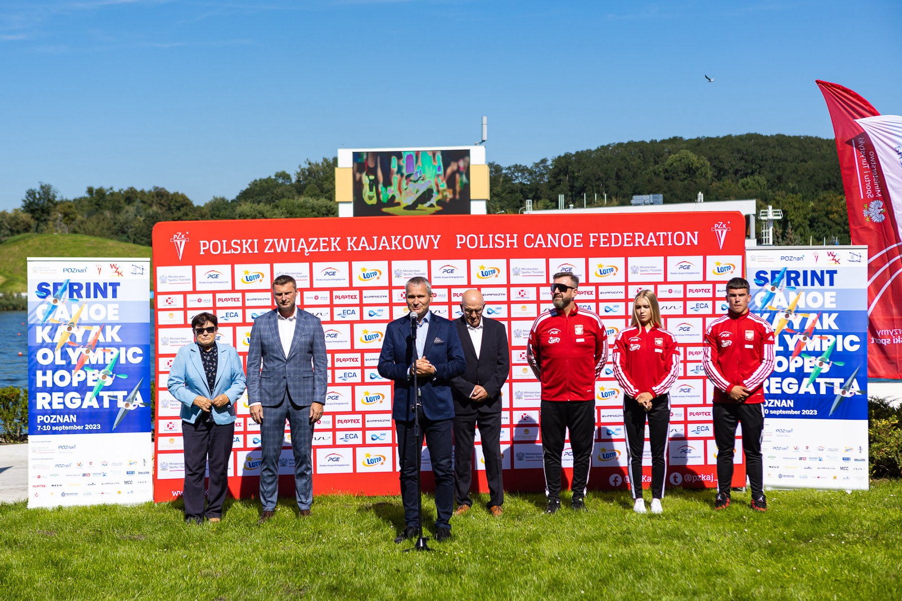 Na zdjęciu uczestnicy konferencji prasowej pod ścianką Polskiego Związku Kajakowego - grafika rozmowy