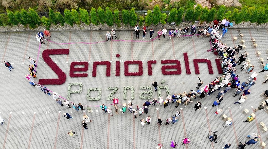 Na zdjęciu napis: senioralni Poznań oraz seniorzy - wszystko widziane z drona - grafika rozmowy