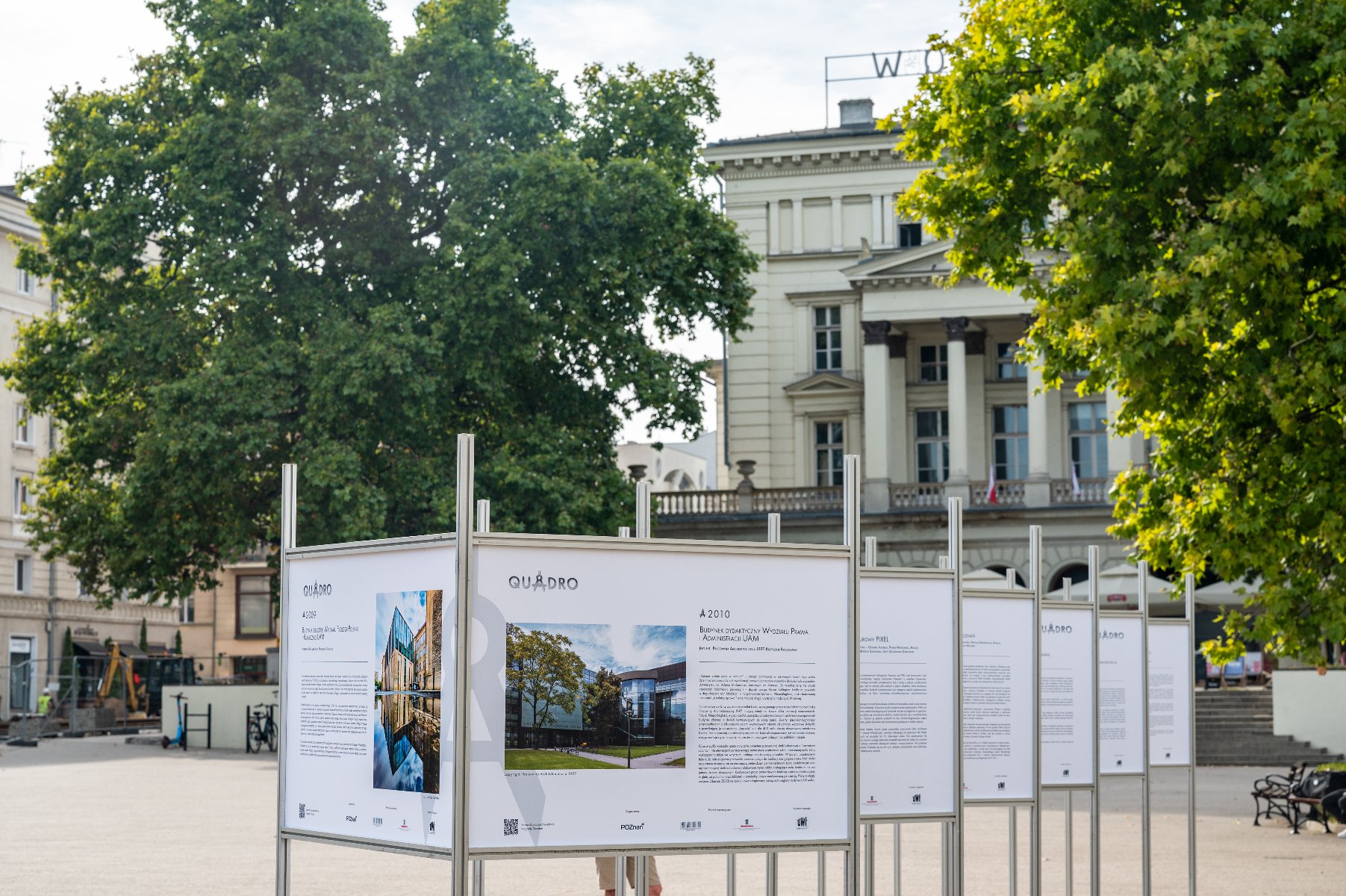 Galeria zdjęć przedstawia plansze plenerowej wystawy na pl. Wolności. - grafika rozmowy