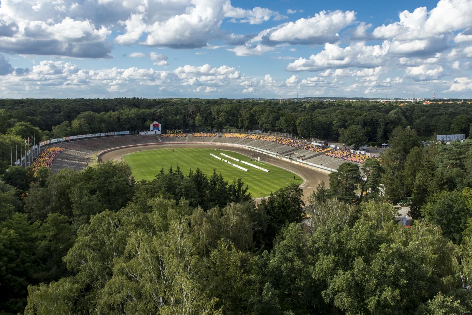 Widok z lotu ptaka na stadion żużlowy na Golęcinie - grafika rozmowy