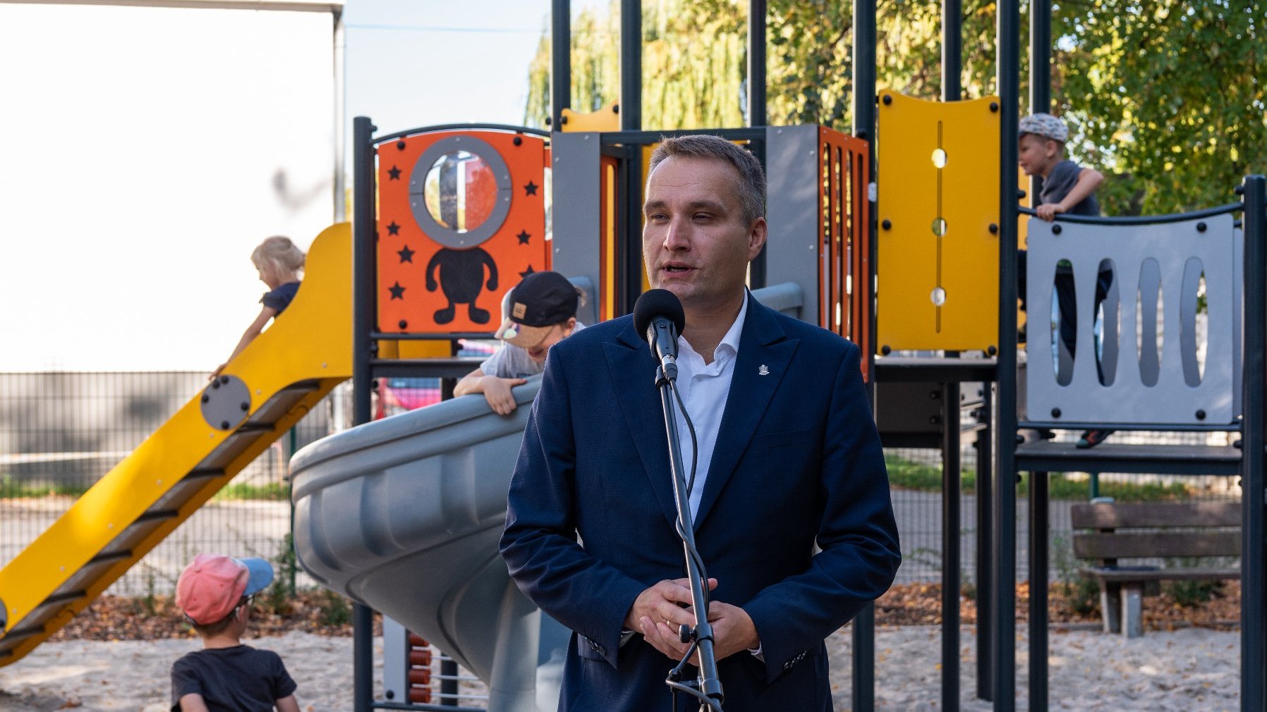 Galeria zdjęć przedstawia plac zabaw dla dzieci. Na zdjęciach widać m.in. zjeżdźalnie czy huśtawki.