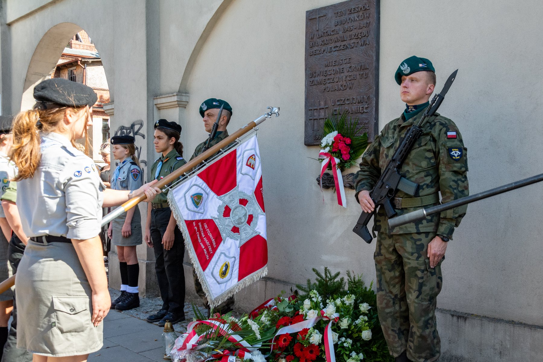 Galeria zdjęć z uroczystości patriotycznych na poznańskim Łazarzu - grafika rozmowy