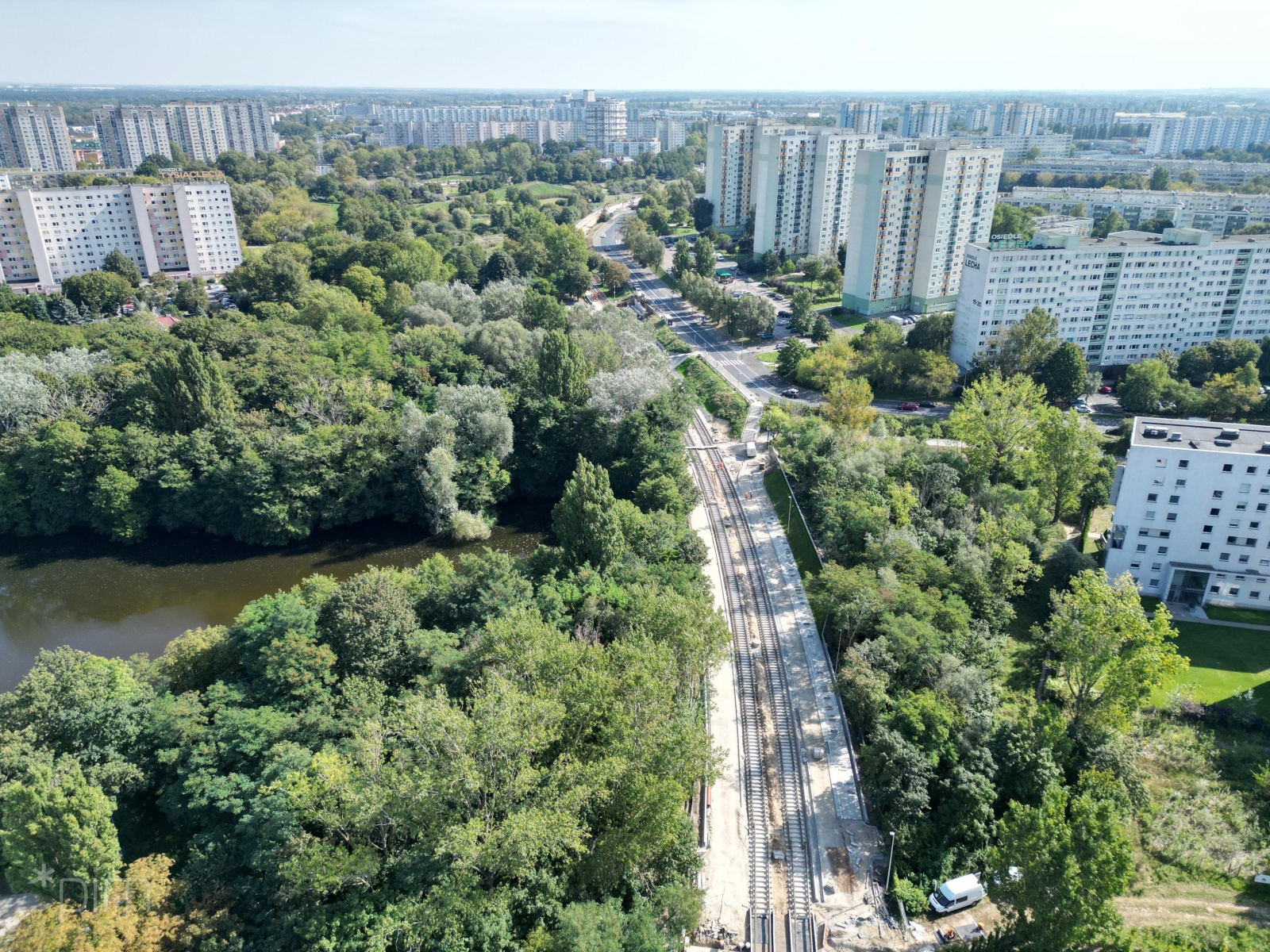 Galeria zdjęć przedstawia z lotu ptaka trasę tramwajową pokrytą zielenią. - grafika rozmowy