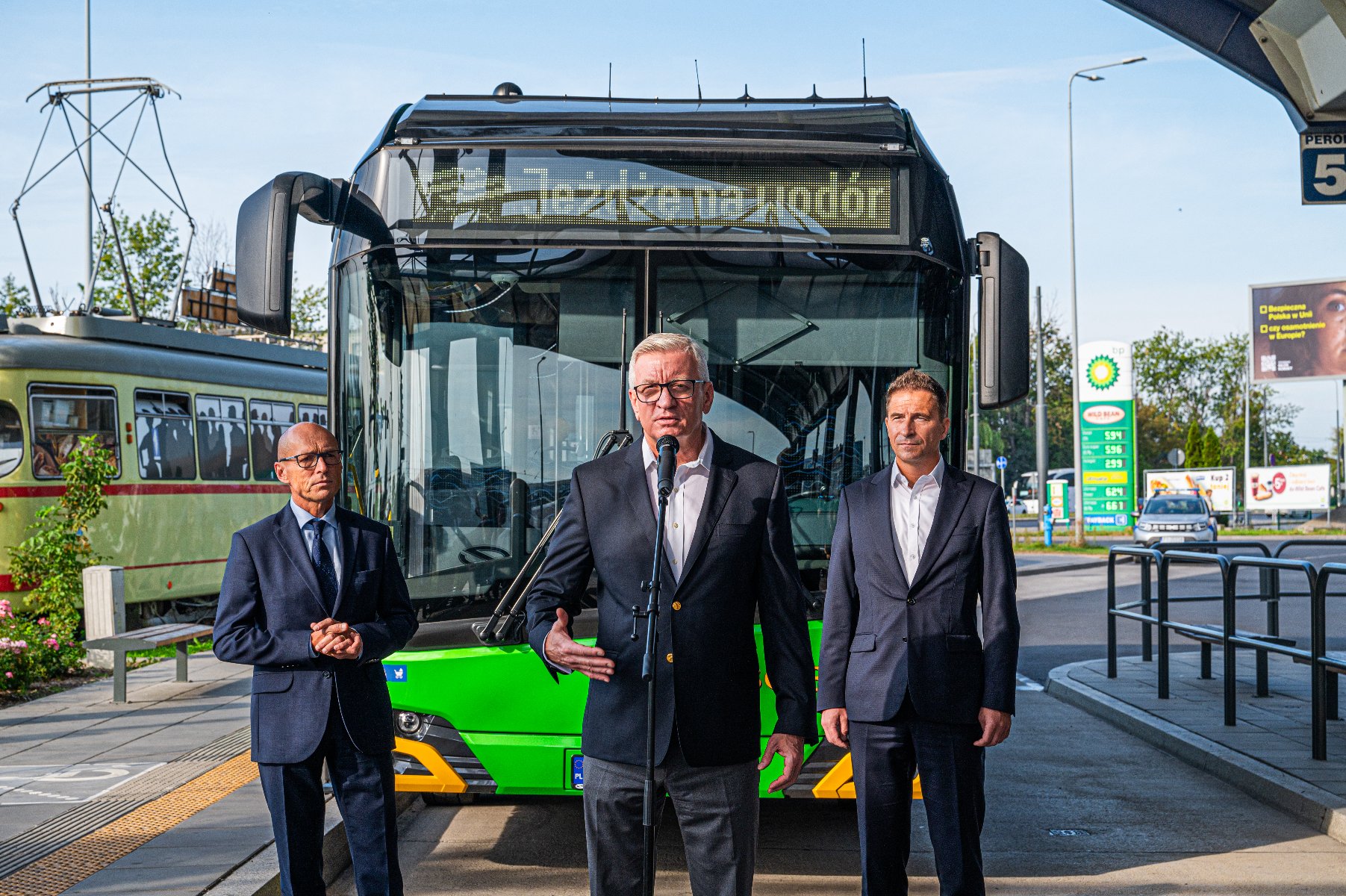 Galeria zdjęć z briefingu i prezentacji pierwszych autobusów wodorowych w Poznaniu - grafika rozmowy