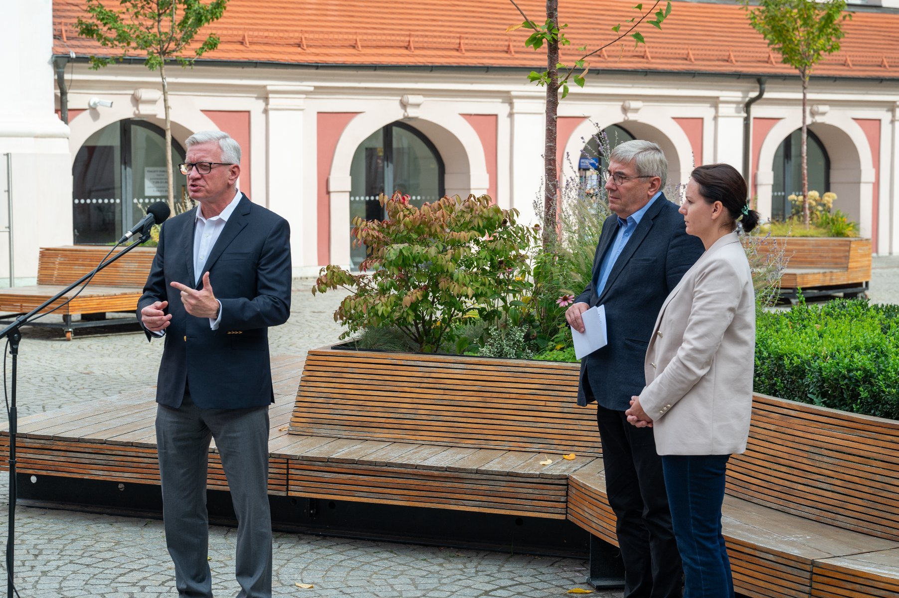 Zdjęcie z briefingu z prezydentem Jackiem Jaśkowiakiem, przewodniczącym Rady Miasta Grzegorzem oraz radną miejską, Marią Lisiecką-Pawełczak - grafika rozmowy