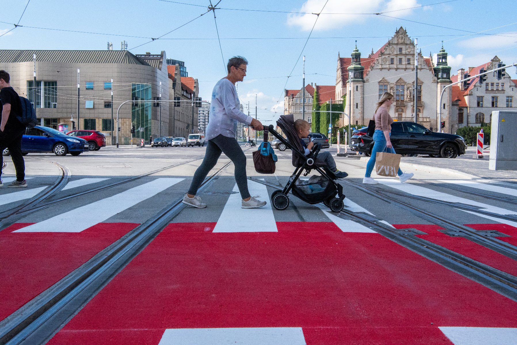 Piesi na nowym przejściu dla pieszych przy ul. Św. Marcin - grafika rozmowy