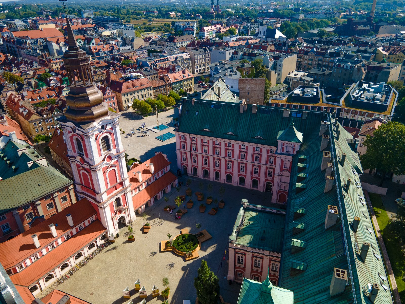 Na zdjęciu widok z góry na wolny dziedziniec urzędu miasta - grafika rozmowy