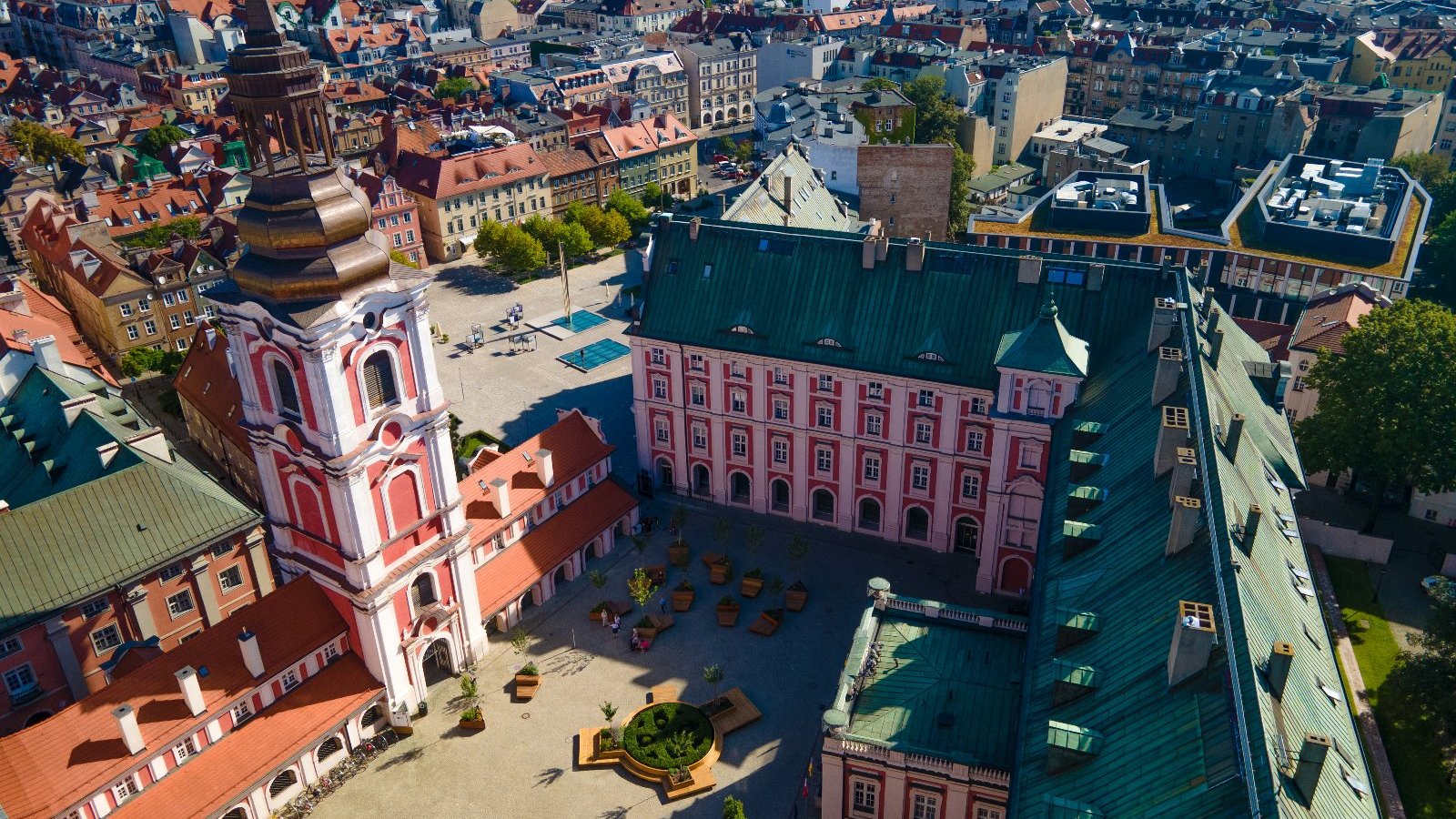 Na zdjęciu widok z góry na wolny dziedziniec urzędu miasta