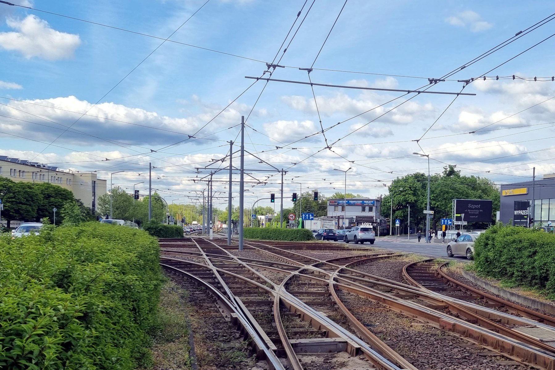 Skrzyżowanie torowiska przy ul. Jana Pawła II z ul. Kórnicką i widoczna nad nim sieć trakcyjna - grafika rozmowy