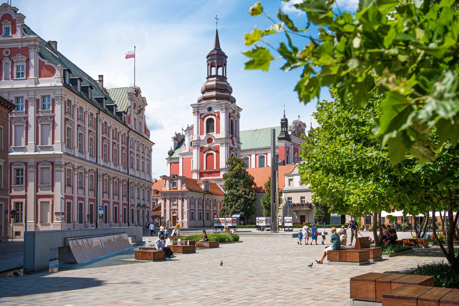 Plac Kolegiacki. Widok na płytę placu i budynek urzędu miasta oraz poznańską farę. - grafika rozmowy