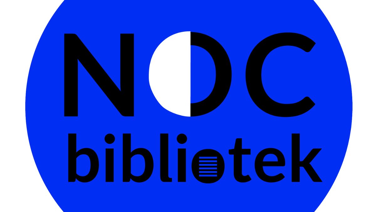 Noc bibliotek logotyp. Niebieskie koło na białym tle, a na nim napis noc bibliotek w czarnym kolorze, litera o w słowie noc w połowie jest wypełniona w białym kolorze białym, przypomina półksiężyc.