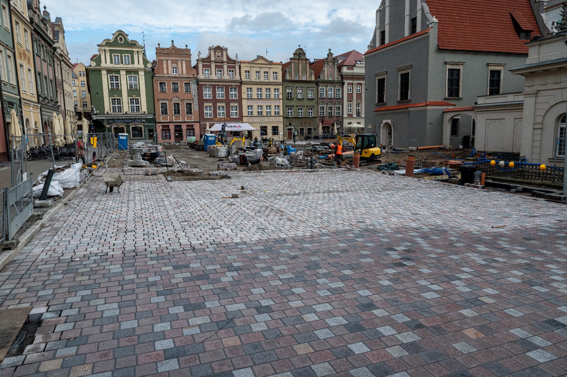 Na zdjęciu Stary Rynek, na nim spora nawierzchnia wyłożona kostką - grafika rozmowy