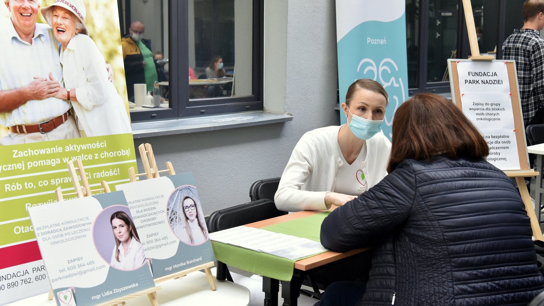 Na zdjęciu dwie kobiety rozmawiające przy stoliku