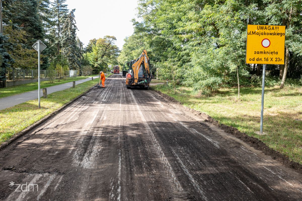 Ulica Majakowskiego z zerwaną nawierzchnią - grafika rozmowy