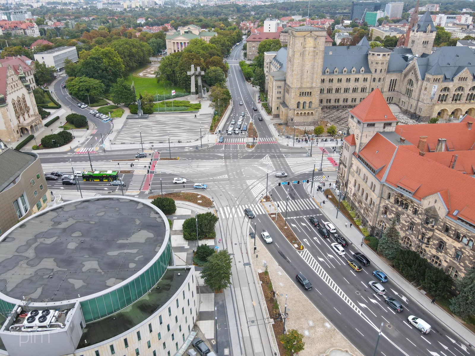 Zdjęcie z lotu ptaka skrzyżowania ul. Św. Marcin i al. Niepodległości - grafika rozmowy