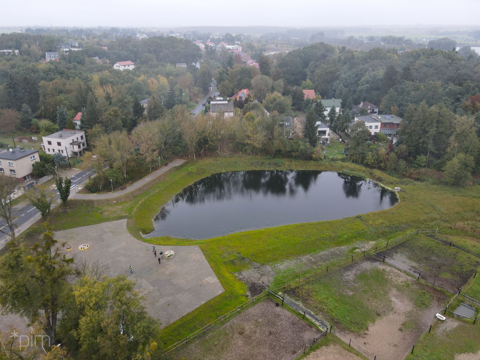 Zdjęcia z briefingu przy zbiorniku retencyjnym w Kiekrzu z Mariuszem Wiśniewski, zastępcą prezydenta Poznania i Grzegorzem Ganowiczem, przewodniczącym Rady Miasta - grafika rozmowy