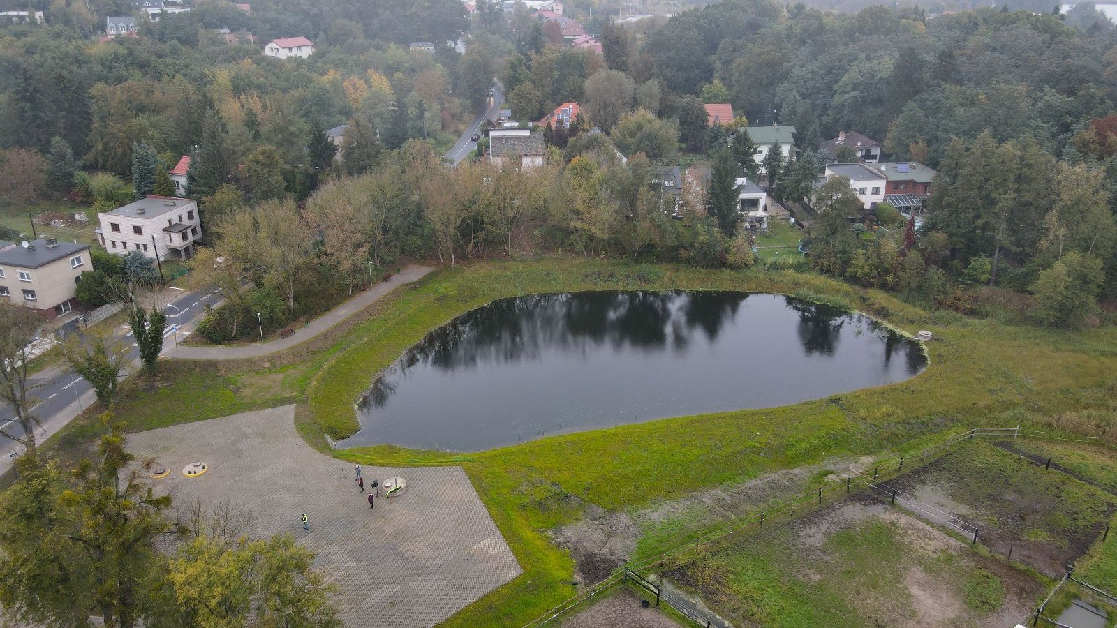 Zdjęcia z briefingu przy zbiorniku retencyjnym w Kiekrzu z Mariuszem Wiśniewski, zastępcą prezydenta Poznania i Grzegorzem Ganowiczem, przewodniczącym Rady Miasta