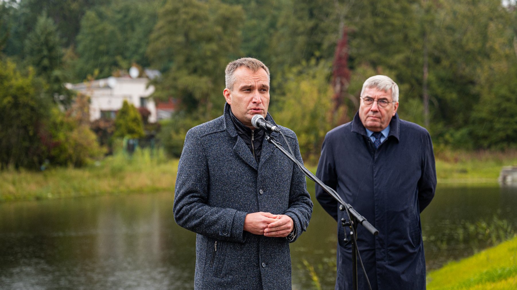 Zdjęcia z briefingu przy zbiorniku retencyjnym w Kiekrzu z Mariuszem Wiśniewski, zastępcą prezydenta Poznania i Grzegorzem Ganowiczem, przewodniczącym Rady Miasta