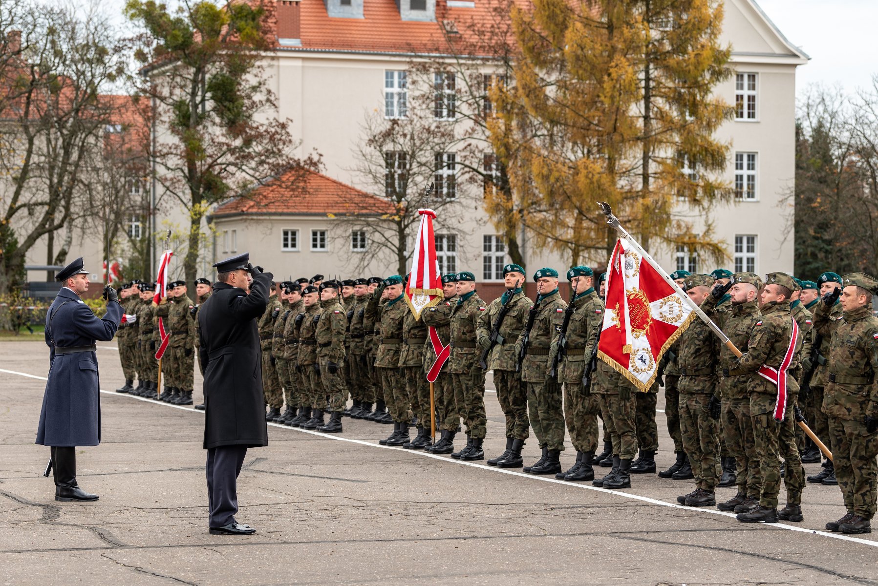 Galeria zdjęć przedstawia zeszłoroczne obchody Święta Niepodległości w Poznaniu. - grafika rozmowy