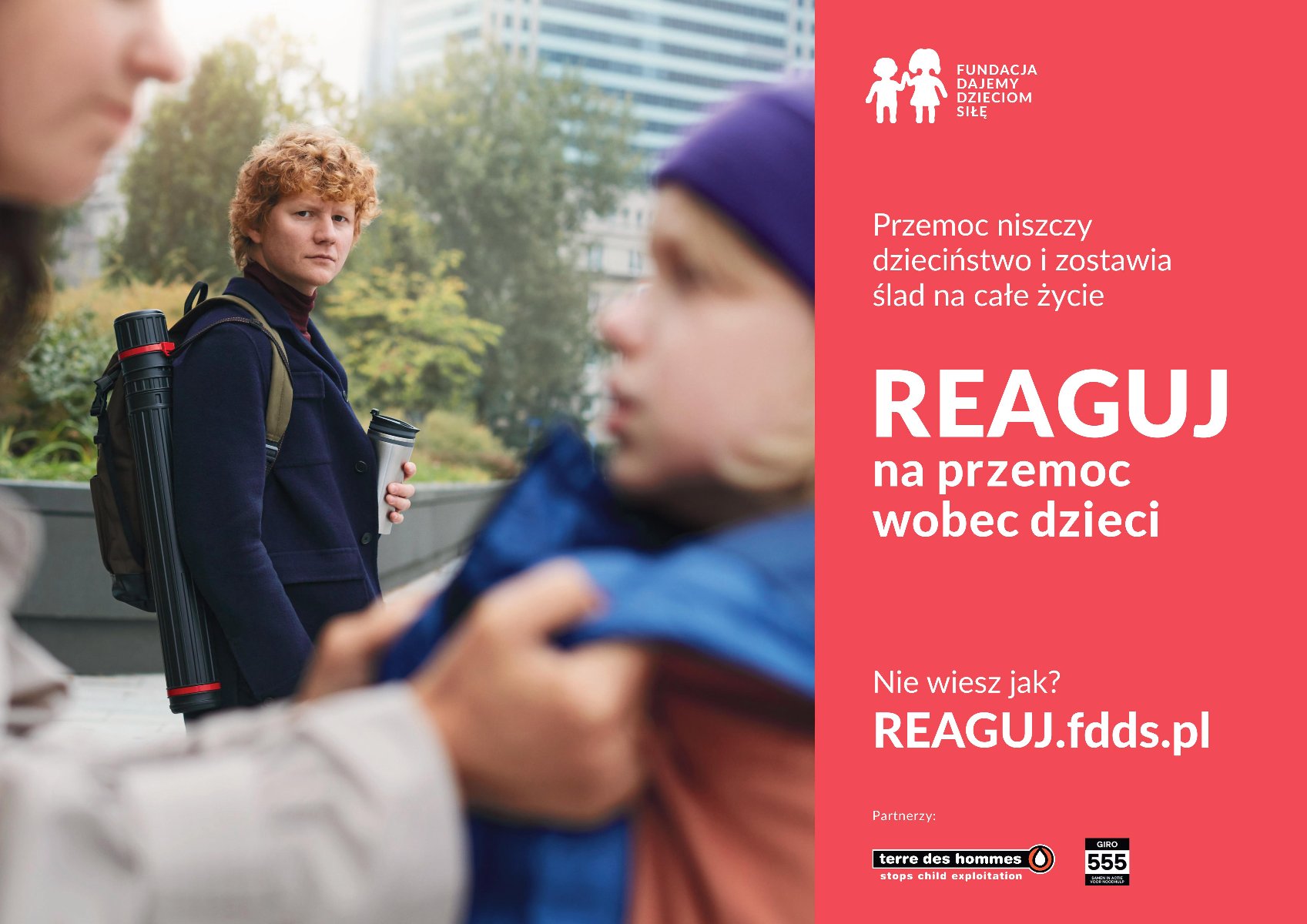 Plakat: zdjęcie krzywdzonego dziecka, obok najważniejsze informacje o tym, jak reagować - grafika rozmowy