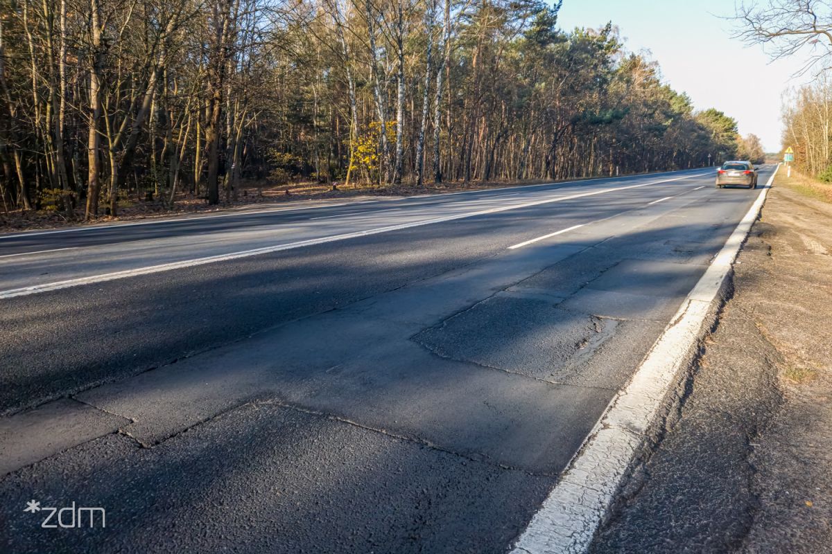 Zniszczona nawierzchnia ul. Bałtyckiej przed remontem - grafika rozmowy