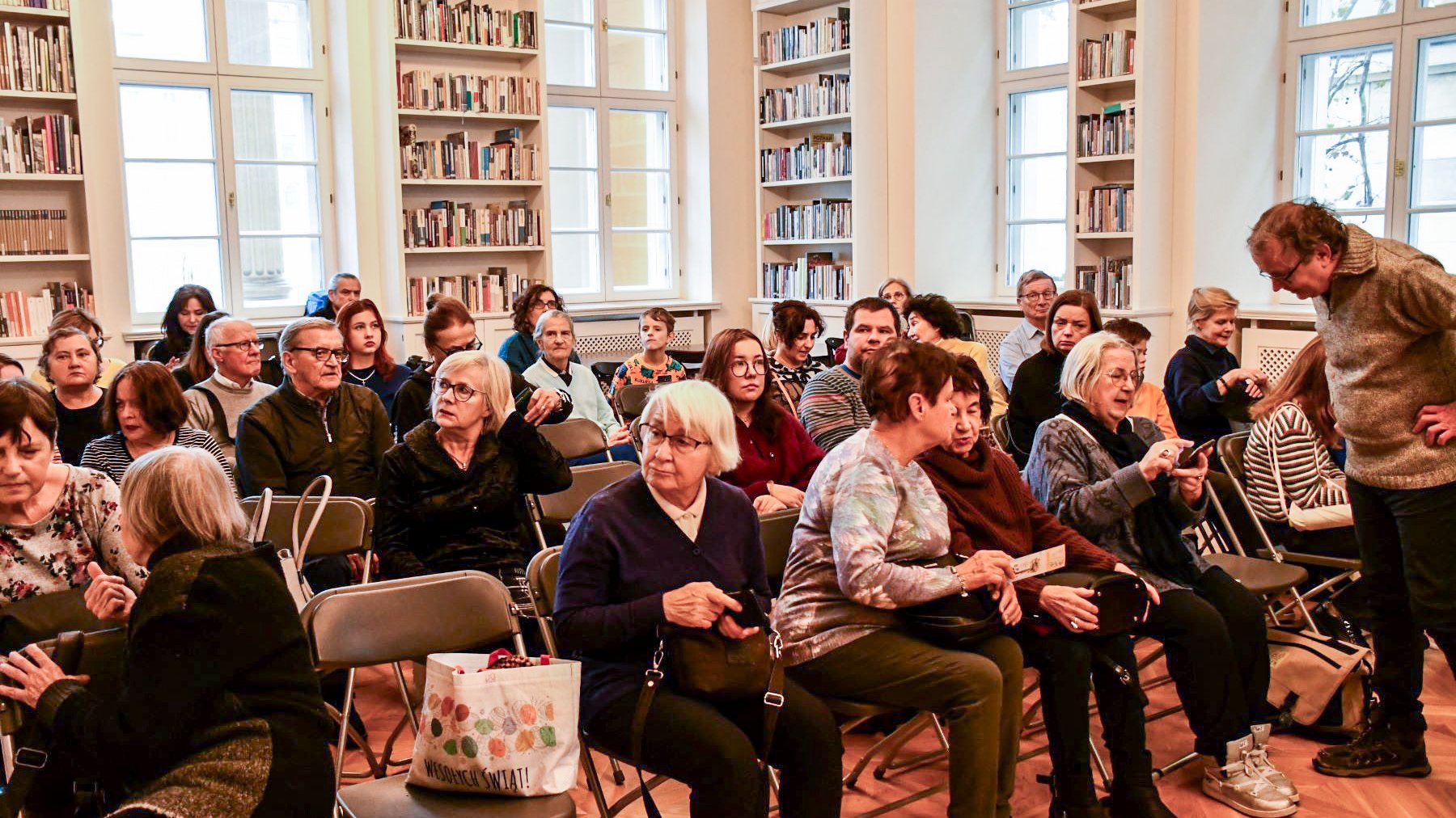 Na zdjęciu poznaniacy i poznanianki w Bibliotece Raczyńskich