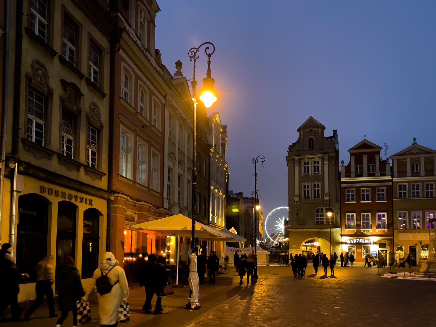 Stary Rynek w nowym oświetleniem i ludźmi chodzącymi po nowej nawierzchni - grafika rozmowy