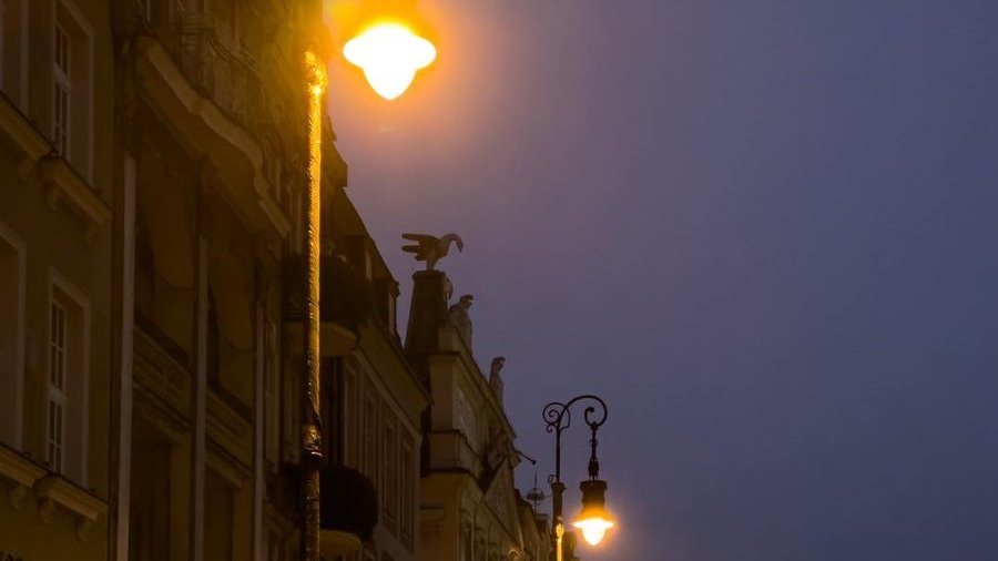 Stary Rynek w nowym oświetleniem i ludźmi chodzącymi po nowej nawierzchni