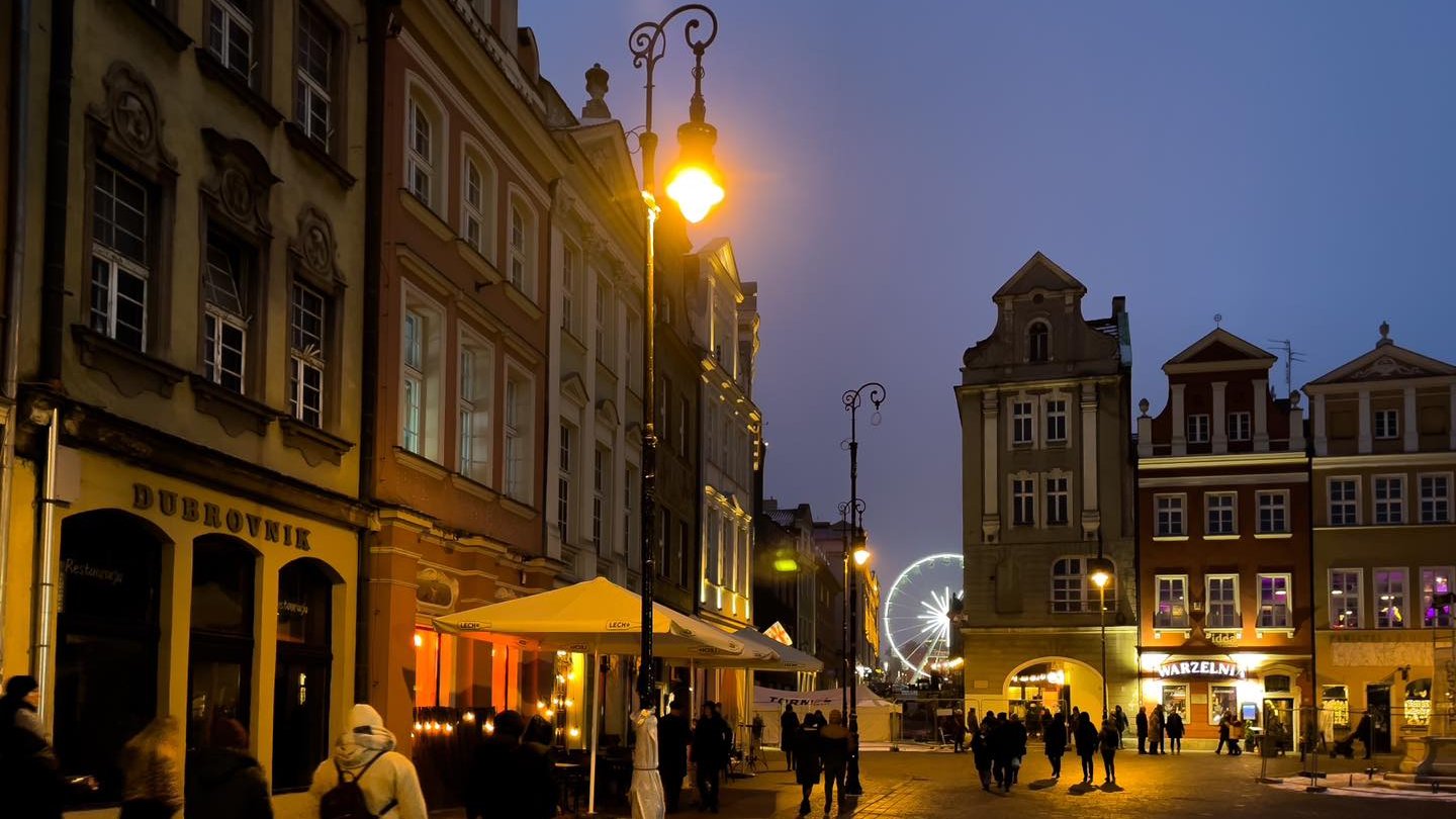 Stary Rynek w nowym oświetleniem i ludźmi chodzącymi po nowej nawierzchni